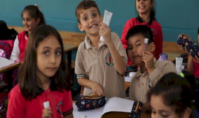 Zeytinburnu Belediyesi, ilkokullara ücretsiz ağız ve diş sağlığı bakım seti dağıttı