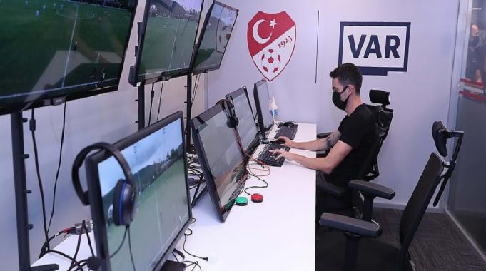TFF&#039;den tartışmaları bitirmeye yönelik hamle: Artık VAR hakemlerini de yapay zeka atayacak