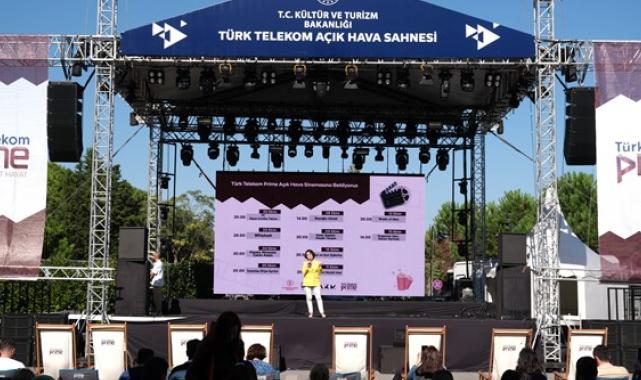 Türk Telekom, Hülya Koçyiğit’i AKM’de sevenleriyle buluşturdu