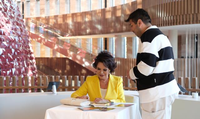 Türk Telekom, Hülya Koçyiğit’i AKM’de sevenleriyle buluşturdu