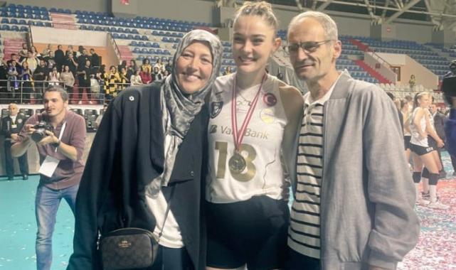 Zehra Güneş ve ailesinin şampiyonluk pozuna yorum yağdı! Annesine benzerliği dikkat çekti..