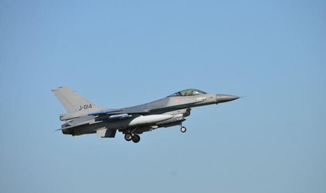 Zelenski: "Romanya'da F-16 uçaklarını işletmek için pilotlar eğitilecek"