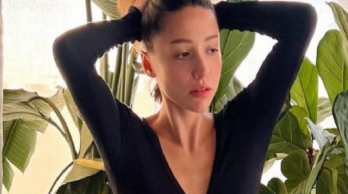 Zeynep Bastık, beyaz sütyeniyle spor salonundan poz verdi