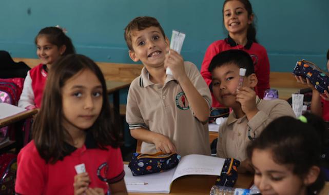 Zeytinburnu Belediyesi, ilkokullara ücretsiz ağız ve diş sağlığı bakım seti dağıttı