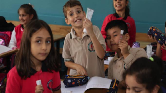 Zeytinburnu Belediyesi, ilkokullara ücretsiz ağız ve diş sağlığı bakım seti dağıttı