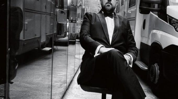 5 ayda 22 kilo veren Ata Demirer, smokinli pozlarıyla gündem oldu