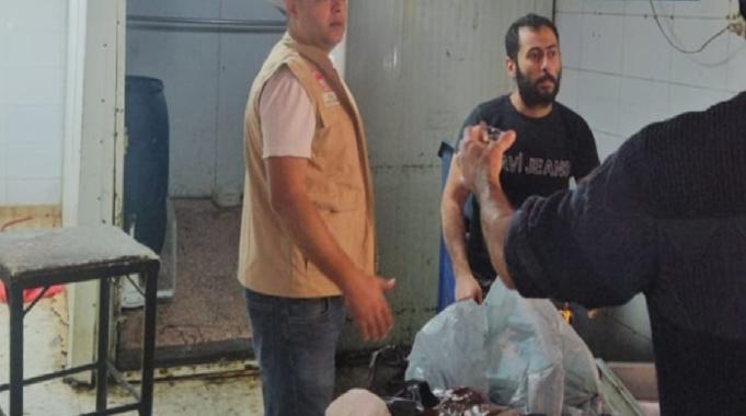 Adana’da tepki çeken video! Yarı çıplak dana ayağı temizledi: İşletme mühürlendi