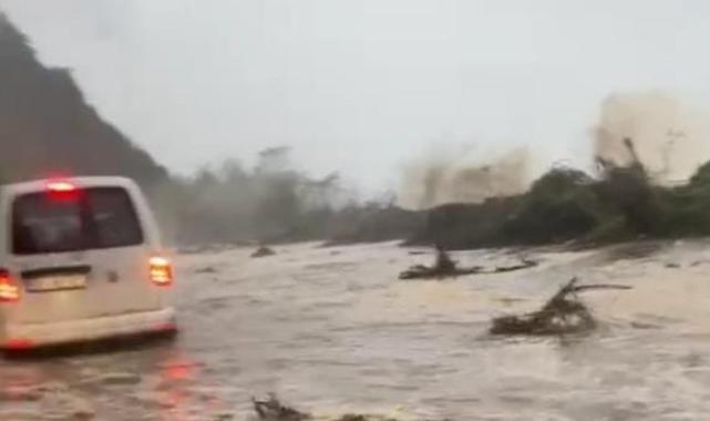 Artvin'de otomobil içerisinde dalgaların arasında kalan genç, korku dolu o anları anlattı