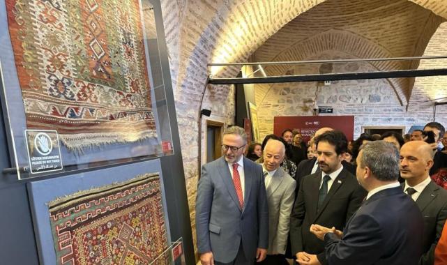 Batuhan Mumcu'dan 'Renkten Motife Anadolu Kilimleri' sergisine ziyaret