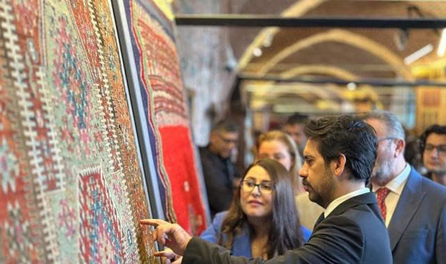 Batuhan Mumcu'dan 'Renkten Motife Anadolu Kilimleri' sergisine ziyaret