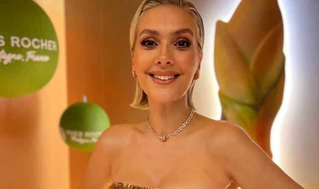 Bergüzar Korel çok benzetildiği Sinem Kobal ile poz verdi