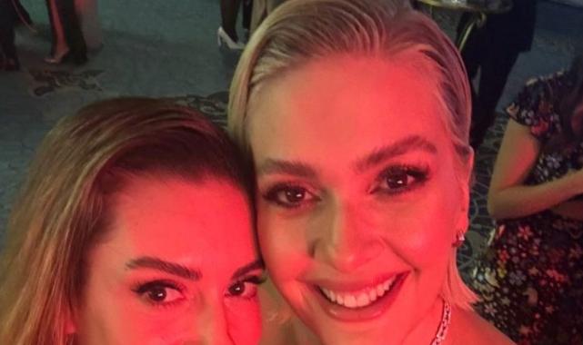 Bergüzar Korel çok benzetildiği Sinem Kobal ile poz verdi