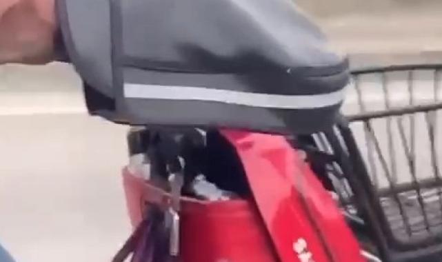 Bursa'da motosiklet sürücüsünden tehlikeli sürüş! Önüne bebeğini koyup ilerledi