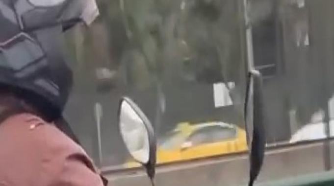 Bursa&#039;da motosiklet sürücüsünden tehlikeli sürüş! Önüne bebeğini koyup ilerledi