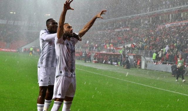 Cenk Tosun'dan dikkat çeken sözler: Beşiktaş gibi oynamalıyız