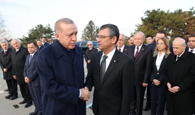 Cumhurbaşkanı Erdoğan ve Özgür Özel'in ilk tokalaşması