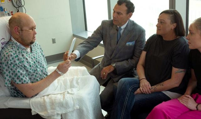 Dünyada bir ilk: Tam göz ve kısmi yüz nakli yapıldı