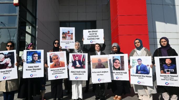 Duyarlı Medya Derneği üyeleri İsrail&#039;in Filistin&#039;e saldırılarını protesto etti