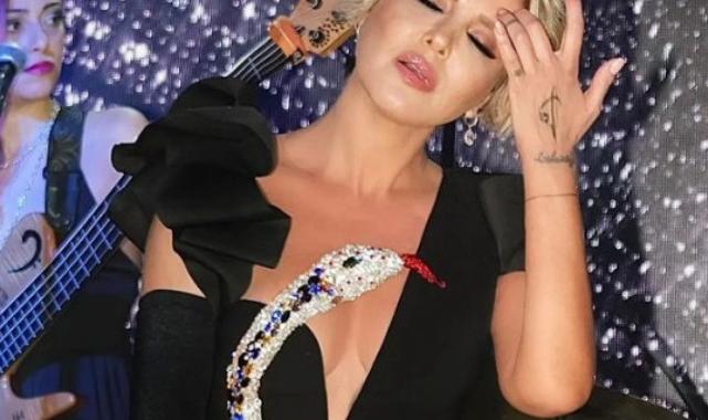 Gülben Ergen'den yılanlı sahne elbisesiyle espri yaptı: 'Göğsümde çok yılan taşıdım'