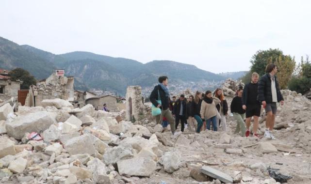 Hatay'da yıkımların arasında gezinen gençlerin duygu dolu anları