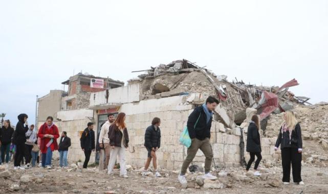 Hatay'da yıkımların arasında gezinen gençlerin duygu dolu anları