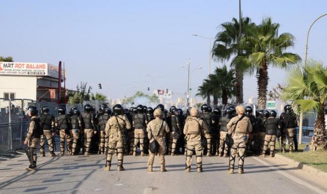 İncirlik Üssü'ne girmek isteyen protestocular, üs çevresindeki tarlaları ateşe verdi