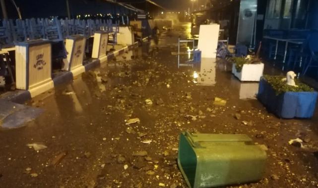 İstanbul Silivri'de iş yerinin uçan çatısı 2 araca zarar verdi