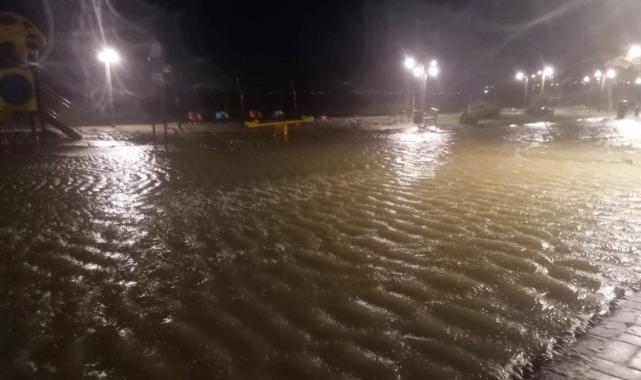 İstanbul Silivri'de iş yerinin uçan çatısı 2 araca zarar verdi