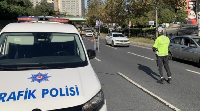 İstanbul&#039;da kırmızı ışıkta geçen sürücüden savunma: O tabela oradan kalksın