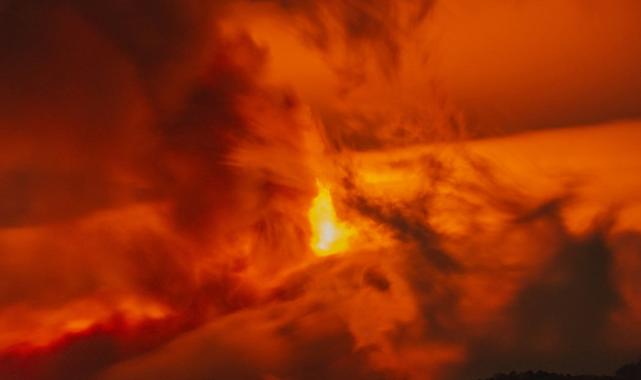 İtalya'da Etna Yanardağı kül ve lav püskürtmeye başladı