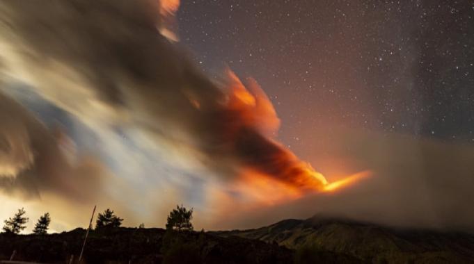 İtalya'da Etna Yanardağı kül ve lav püskürtmeye başladı