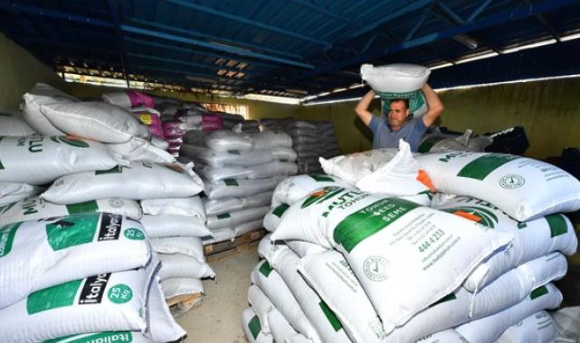 İzmir Büyükşehir Belediyesi'nin tohum desteği sürüyor