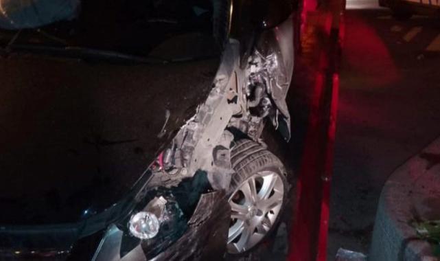 İzmir'de korkunç kaza: Araçla kaldırım arasında sıkışan yayanın bacağı koptu