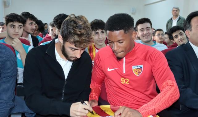 Kayserisporlu futbolcular, öğrencilerle bir araya geldi