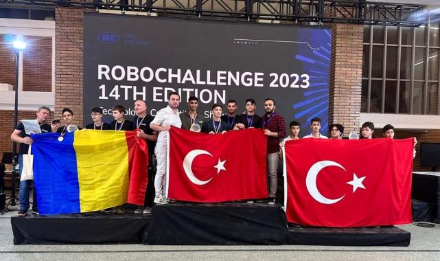 Kocaeli'de liselilerin tasarladıkları mini sumo robotu, Avrupa şampiyonu oldu