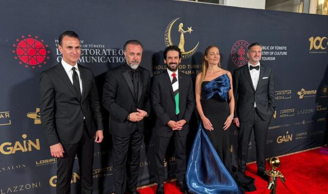 Kültür ve Turizm Bakan Yardımcısı Batuhan Mumcu, Filistin bayrağı renklerini taşıyan kravatla Los Angeles'ta