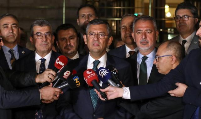 Meclis'teki oturma eyleminde CHP ve HDP grubu birlikte poz verdi