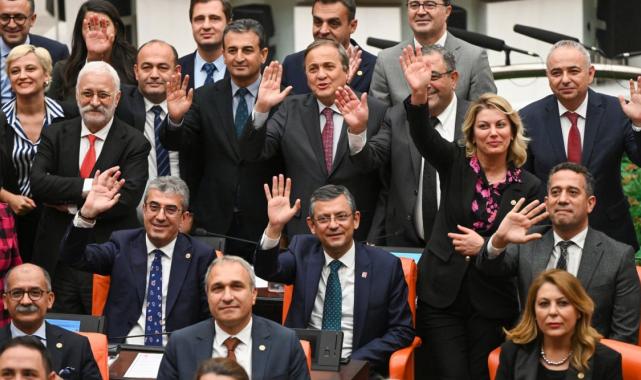 Meclis'teki oturma eyleminde CHP ve HDP grubu birlikte poz verdi