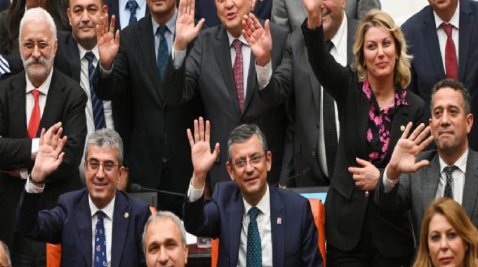 Meclis&#039;teki oturma eyleminde CHP ve HDP grubu birlikte poz verdi