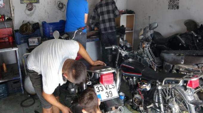 Mersin&#039;de motosikletteki alevlere müdahale ederken yangın tüpünü çalışanlara sıktı