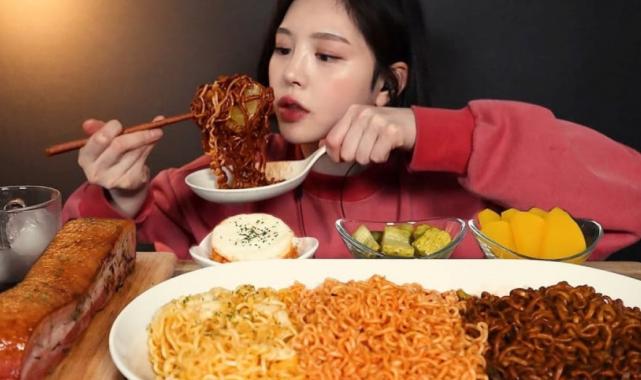 Mukbang nedir ve neden bu videolar milyonlarca kez izleniyor