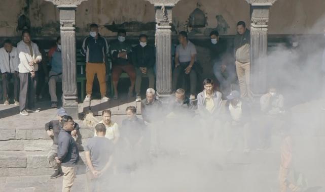 Nepal'de Hinduların cenaze geleneği! Önce yakıp sonra nehre bırakıyorlar