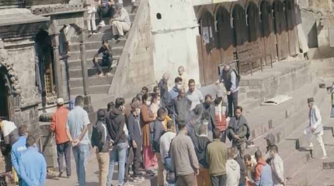 Nepal&#039;de Hinduların cenaze geleneği! Önce yakıp sonra nehre bırakıyorlar