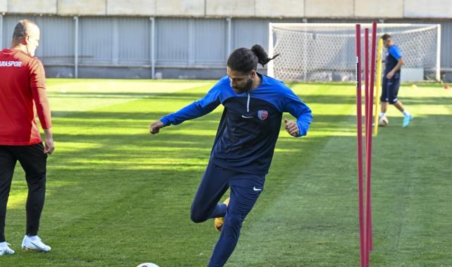 Olcay Şahan, genç futbolculara tecrübelerini aktarıyor