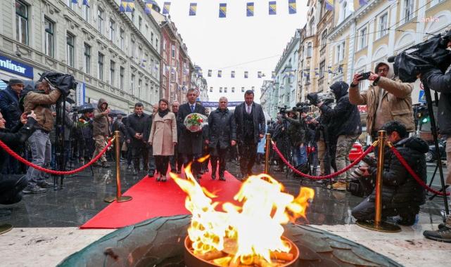 Özgür Özel'den Saraybosna’da ‘Sonsuz Ateş Anıtı’na ziyaret