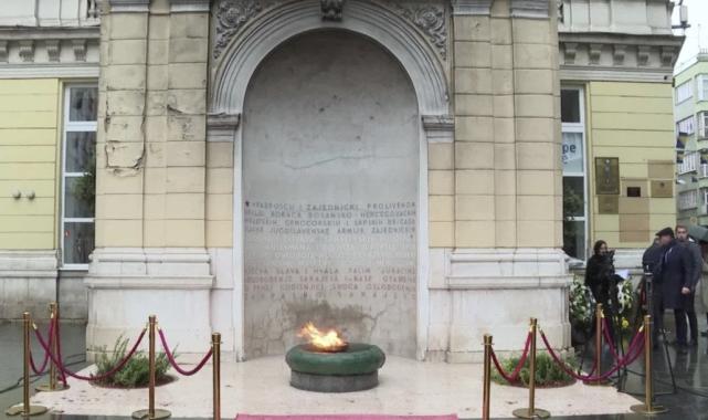 Özgür Özel'den Saraybosna’da ‘Sonsuz Ateş Anıtı’na ziyaret