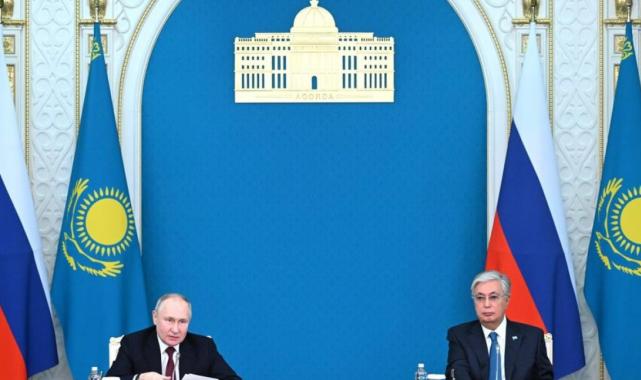 Rusça geleneğini bozan Kazakistan Cumhurbaşkanı, Putin'i ve heyetini şaşırttı