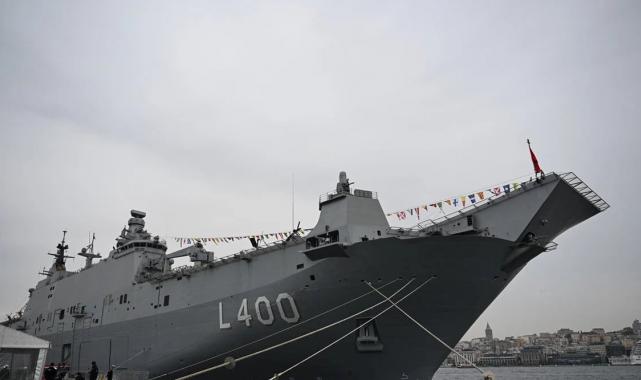 Sarayburnu Limanı'na demirleyen TCG Anadolu gemisi ziyarete açıldı