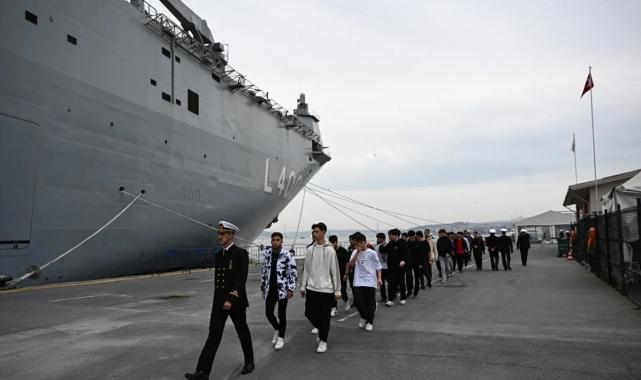 Sarayburnu Limanı'na demirleyen TCG Anadolu gemisi ziyarete açıldı