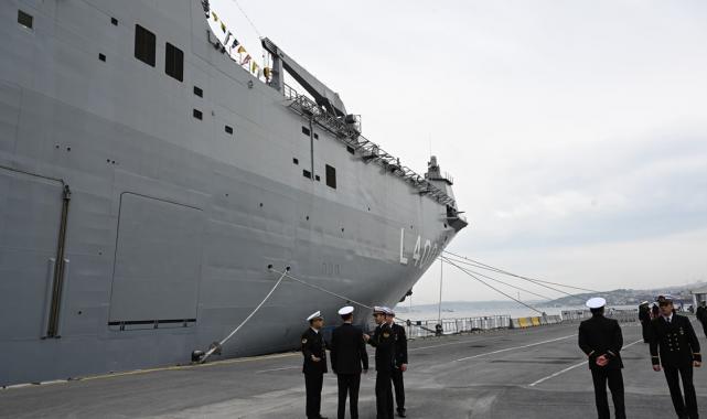 Sarayburnu Limanı'na demirleyen TCG Anadolu gemisi ziyarete açıldı